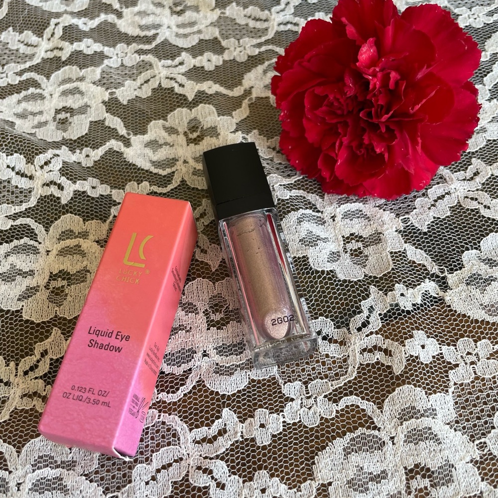 LC Shimmering Liquid Eye Shadow - Metallic Silver
Dusty Lavender color.